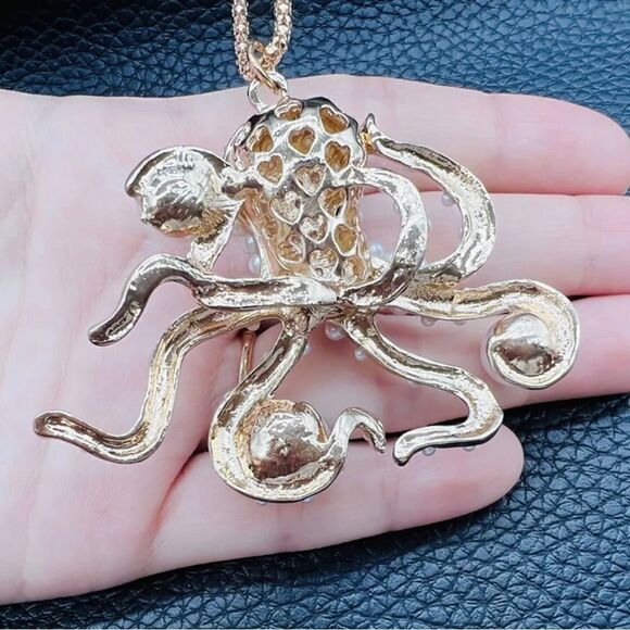 White Faux Pearl Octopus Animal Pendant inspired by Betsey Johnson Necklace NWOT - Picture 3 of 3